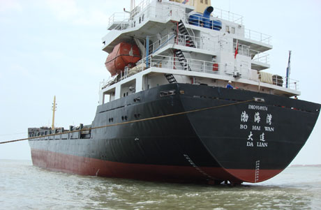 大连港集装箱船渤海湾轮(图1)